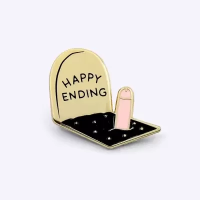 Pin decorativo em forma de lápide com texto 'HAPPY ENDING' e figura cor-de-rosa