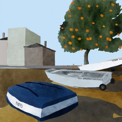 Três pequenos barcos em terra junto a uma árvore com laranjas e edifícios ao fundo