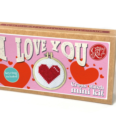 Kit mini ponto cruz com coração em bastidor e embalagem colorida