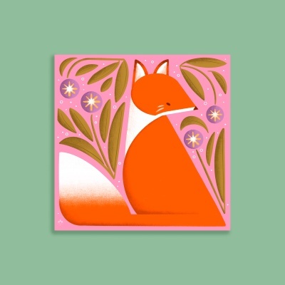 Ilustração de raposa laranja com folhas e flores num fundo cor-de-rosa