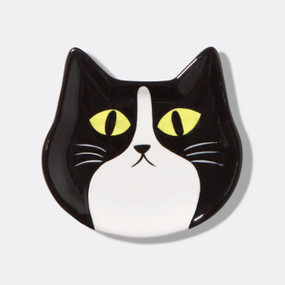 Prato cerâmico formato rosto de gato preto e branco com olhos amarelos
