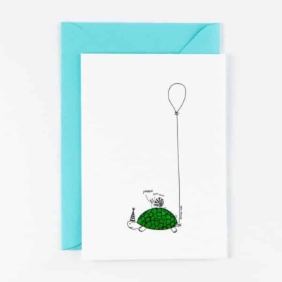 Cartão com desenho de tartaruga com balão e envelope azul