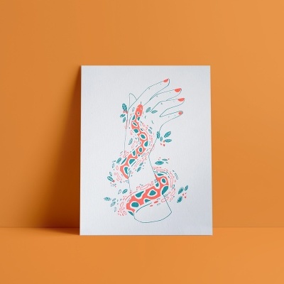 Desenho colorido de mão estilizada em papel apoiado em superfície laranja