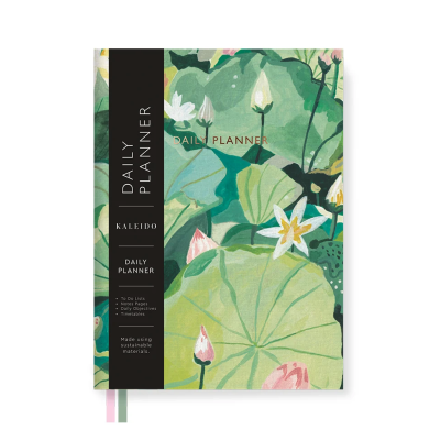 Planner diário com capa verde e flores, texto Daily Planner e materiais sustentáveis