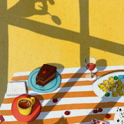 Mesa com chávena, bolo, cartas e sombra de mão com colher