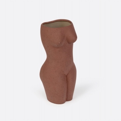 Vaso decorativo em terracota castanha representando torso feminino