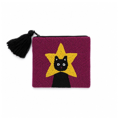 Bolsa pequena com contas roxas, amarelas e pretas decoradas com estrela e gato.