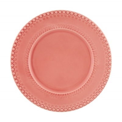 Prato redondo de cerâmica rosa com padrão circular em relevo na borda