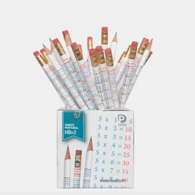 Caixa com lápis brancos e borrachas rosas com pautas de multiplicação impressas