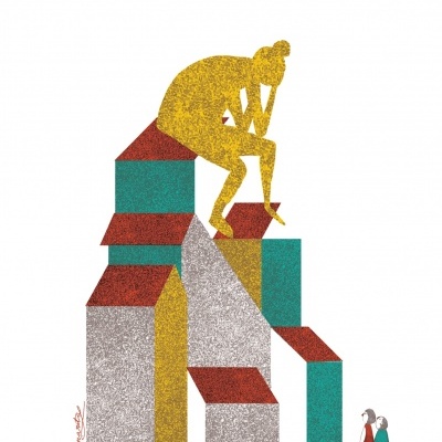 Ilustração de figura amarela sentada sobre formas geométricas coloridas e duas pessoas pequenas a observar.