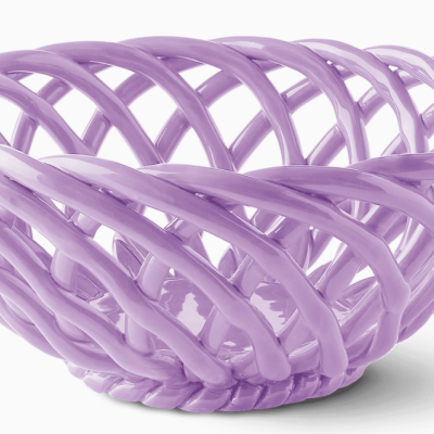 Cesto decorativo lilás transparente com padrão entrelaçado em plástico