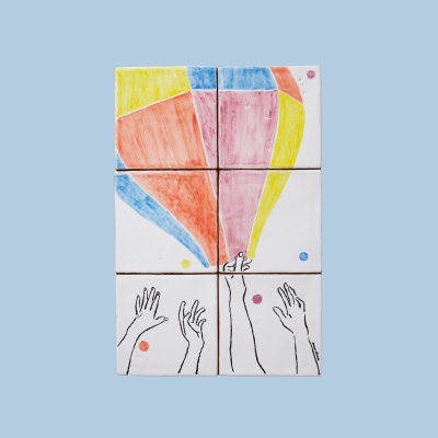 Azulejos decorativos com desenhos de mãos e formas geométricas coloridas