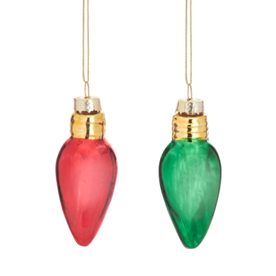 Ornamentos de vidro em forma de lâmpadas de Natal vermelha e verde com tampas douradas e cordões para pendurar.