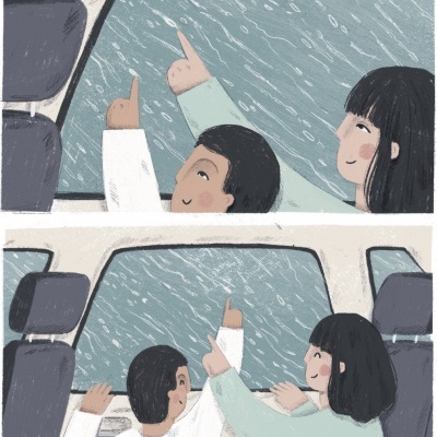 Dupla de crianças a apontar para a janela molhada de chuva dentro de um carro.