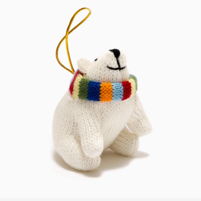 Urso polar em tricot com cachecol colorido