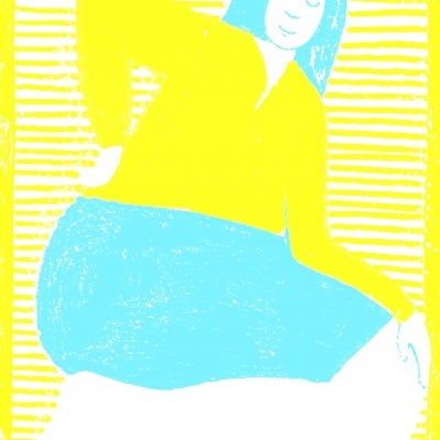 Ilustração gráfica de mulher sentada com blusa amarela e saia azul sobre fundo riscado amarelo e branco