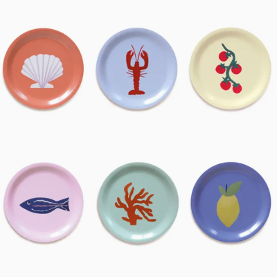 Seis pratos coloridos com ilustrações de mariscos e frutas