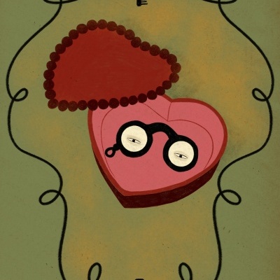 Caixa coração rosa com tampa vermelha e óculos com olhos desenhados dentro sobre fundo verde e chave preta.