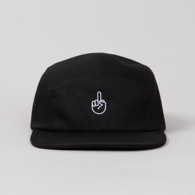 Boné preto com bordado branco de mão a fazer sinal do dedo médio