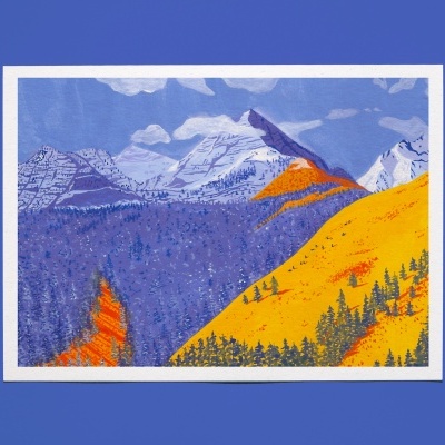 Gravura colorida de paisagem montanhosa com neve, colinas e árvores