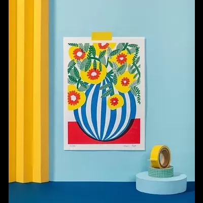 Poster com ilustração de vaso e flores coloridas numa parede azul clara