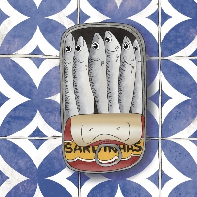 Lata aberta de sardinhas sobre azulejo azul e branco