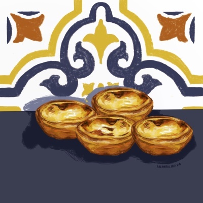 Quatro pastéis de nata sobre superfície preta com azulejos decorativos ao fundo.