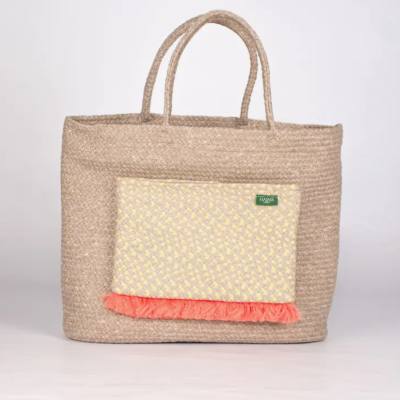 Saco tote bege com bolso amarelo decorado e franjas corais