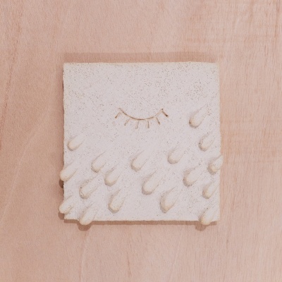 Prato decorativo quadrado branco com relevo e design de cílios fechados