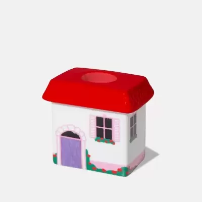 Pote em forma de casa com telhado vermelho e decoração colorida