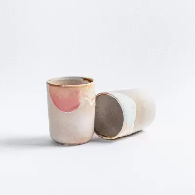 copos de cerâmica esmaltados em tons pastel