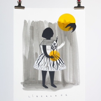 Ilustração artística de figura feminina com elementos geométricos e cores cinza, preto, branco e amarelo