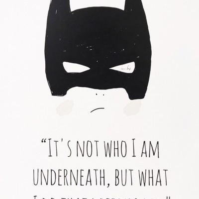 Ilustração da máscara preta do Batman com texto motivacional em inglês sobre fundo branco