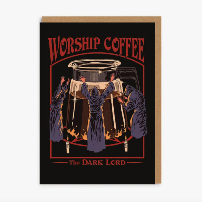 Cartão preto com ilustração de figuras em túnicas creem uma jarra de café com velas e texto Worship Coffee The Dark Lord