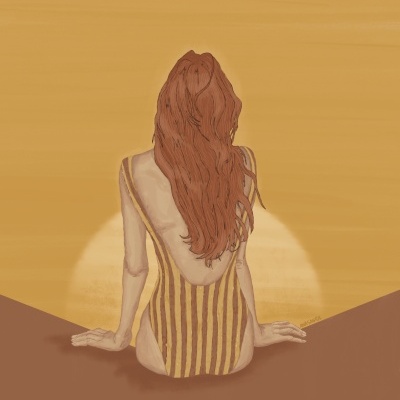 Mulher sentada de costas com maiô às riscas amarelas e castanhas