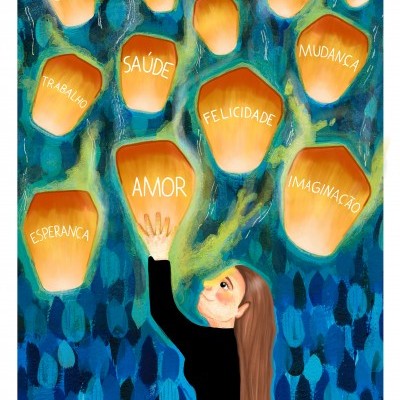 Mulher a libertar lanternas de papel iluminadas com palavras positivas num fundo azul