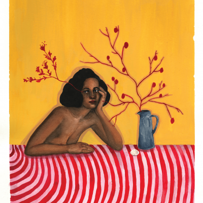 Mulher sobre mesa com padrão listrado e jarro azul com ramos secos vermelhos