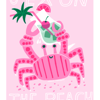 Caranguejo rosa com cocktail verde segurado e texto SEX ON THE BEACH em fundo rosa