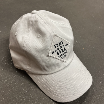 Boné branco com texto preto em distintivo branco numa superfície cinzenta