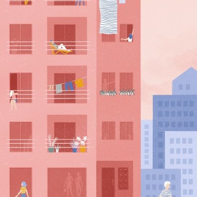 Edifício cor-de-rosa com janelas, varandas, pessoas e cães na rua