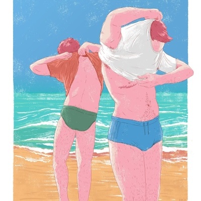 Duas pessoas a tirar camisolas na praia, com cuecas verdes e azuis e mar ao fundo