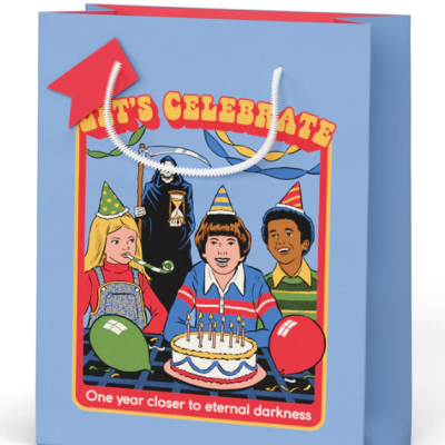 Sacola de presente azul com ilustração de crianças a festejar e texto em inglês