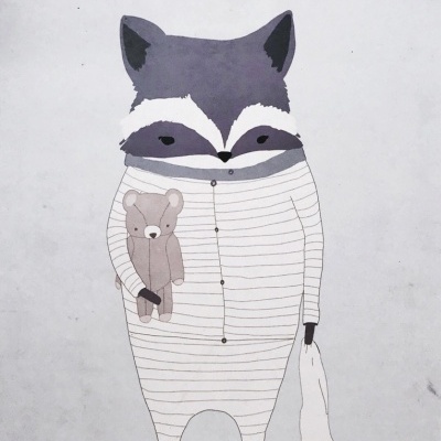 Ilustração de guaxinim com pijama, ursinho de peluche e manta, com texto 'LET'S TAKE A NAP?'