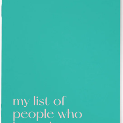 Caderno azul turquesa com texto branco na capa