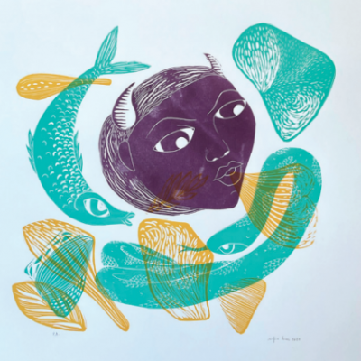 Ilustração abstrata colorida com peixes e rosto humano roxo com chifres.