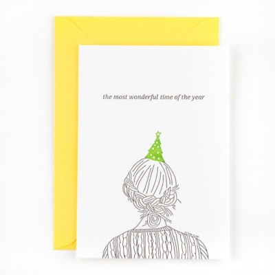 Cartão branco com mulher desenhada de costas, chapéu de festa verde e texto acima.