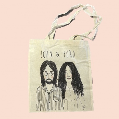 Saco de pano bege com ilustração de John e Yoko e texto JOHN & YOKO