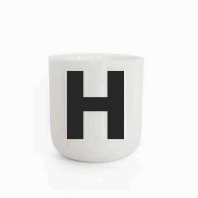 Caneca branca com letra H preta