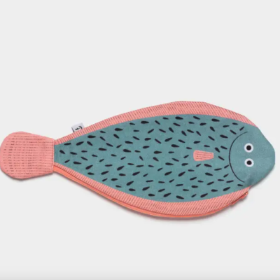 Almofada ou brinquedo em forma de peixe azul-verde com bordas cor-de-rosa