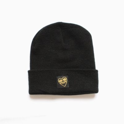 Gorro preto de malha com emblema dourado em forma de coração